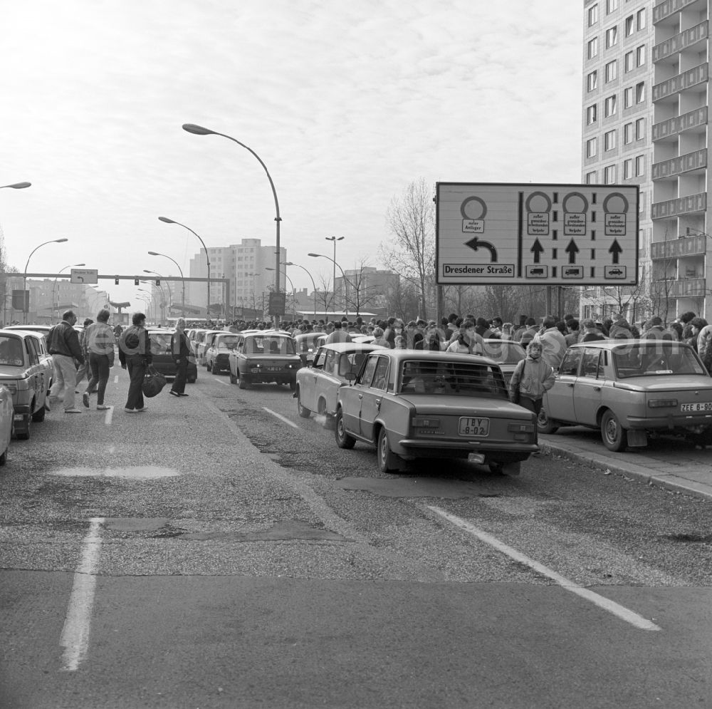 GDR picture archive: Berlin - Friedrichshain - Crowds in front of the border crossing at Heinrich-Heine-Straße in Berlin - Friedrichshain
