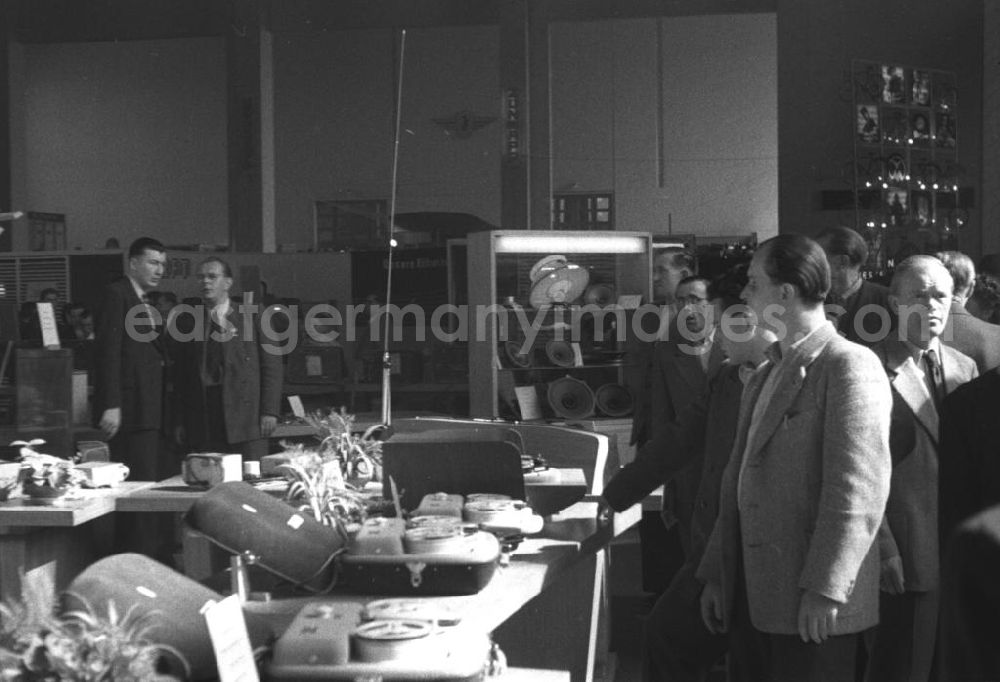 GDR image archive: Leipzig - Messebesucher an einem Stand. Es sind Magnettonbandkoffer / Tonbandgeräte ausgestellt. Bestmögliche Qualität nach Vorlage!