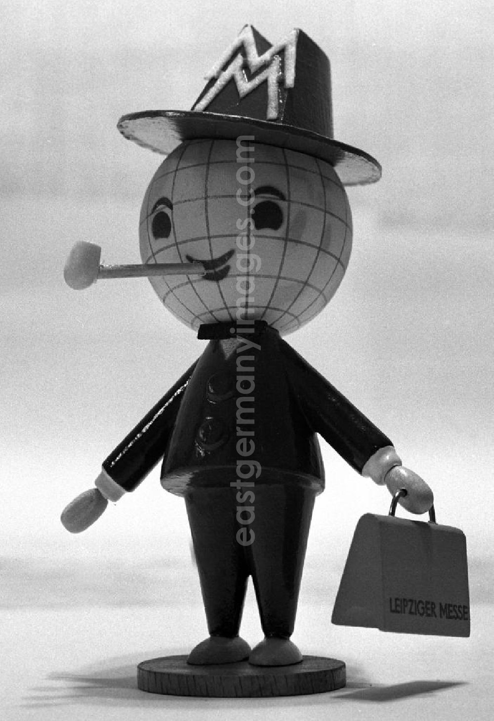 GDR photo archive: Leipzig - Das Messemännchen mit seinem übergroßen Globus-Kopf - stets einen Koffer mit dem Messelogo in der Hand und eine weiße Pfeife im Mund - war seit 1964 das Maskottchen der Leipziger Messe in der DDR. Es warb über 3