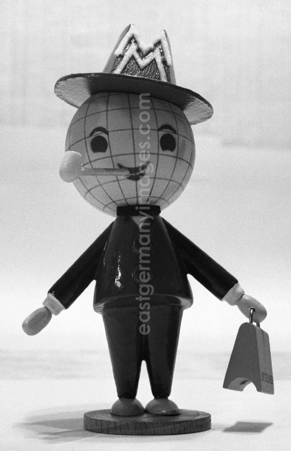GDR image archive: Leipzig - Das Messemännchen mit seinem übergroßen Globus-Kopf - stets einen Koffer mit dem Messelogo in der Hand und eine weiße Pfeife im Mund - war seit 1964 das Maskottchen der Leipziger Messe in der DDR. Es warb über 3