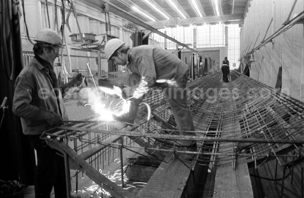 Berlin: Arbeiter beim schweißen in einem Metallbau-Betrieb.