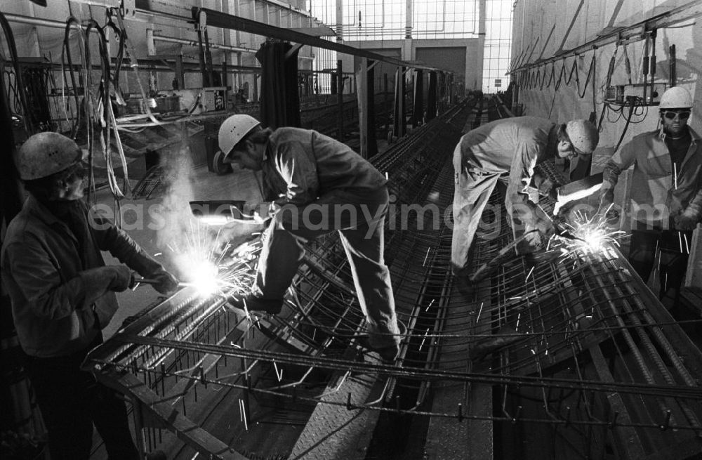 GDR image archive: Berlin - Arbeiter beim schweißen in einem Metallbau-Betrieb.