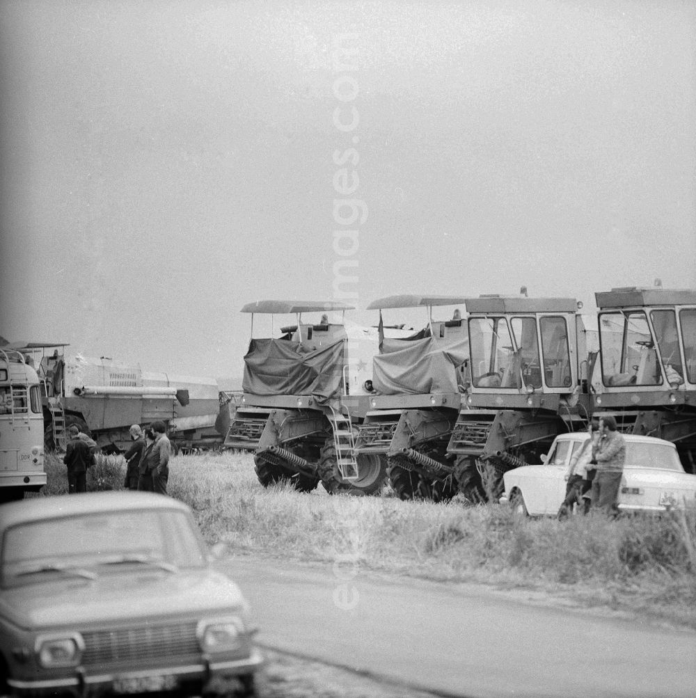 Michendorf: Combine harvesters arm for the journey in the south districts of the republic to the harvest of grain in Michendorf in the federal state Brandenburg in the area of the former GDR, German democratic republic