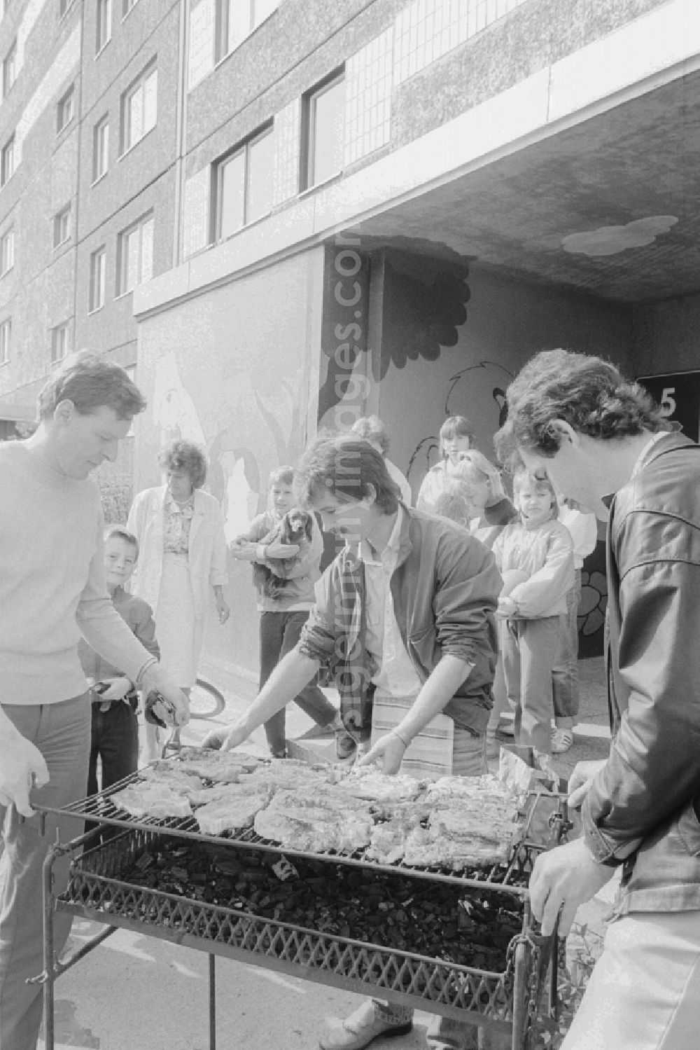 GDR image archive: Berlin - Tenants of a block of residential area barbecue in common on the doorstep in Berlin, the former capital of the GDR, the German Democratic Republic