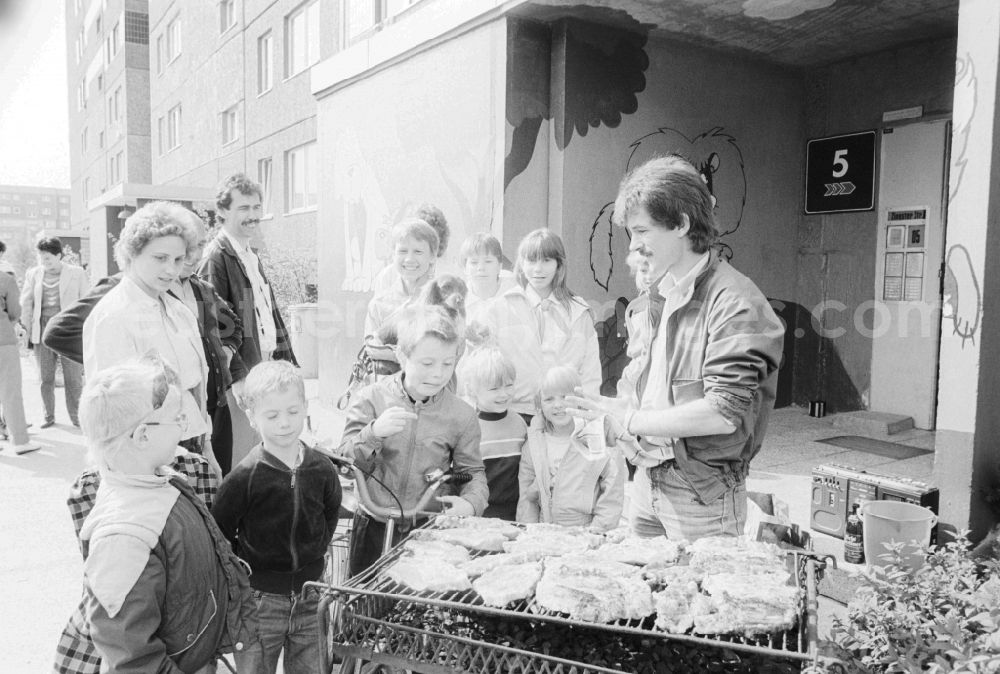 GDR photo archive: Berlin - Tenants of a block of residential area barbecue in common on the doorstep in Berlin, the former capital of the GDR, the German Democratic Republic