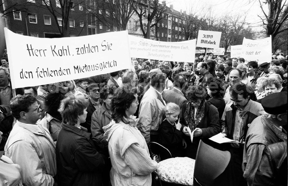 GDR picture archive: - Mieterprotest vor dem Landtag Brandenburg Umschlagnummer: 7292