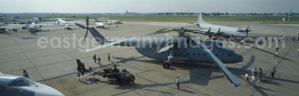 GDR picture archive: - Panorama: Ein sowjetischer / russischer Transporthubschrauber vom Typ Mil Mi-6. Im Hintergrund ein Transportflugzeug vom Typ Lockheed C-13