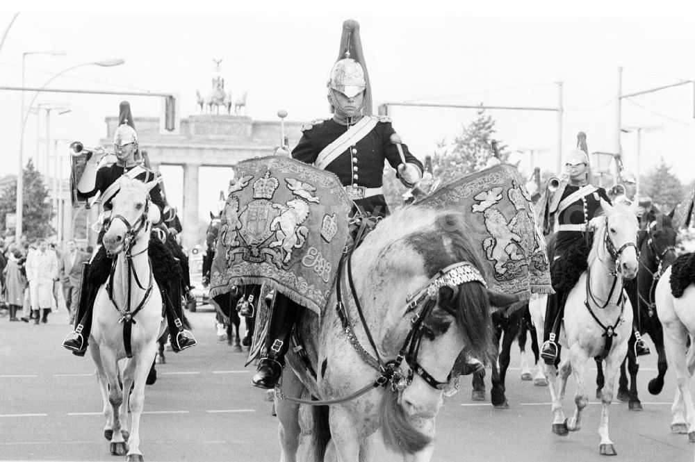 GDR photo archive: Berlin-Mitte - Military Tattoo / Militärparade mit britischer Musikkapelle (Musiker sitzen auf Pferden) vor dem Brandenburger Tor.