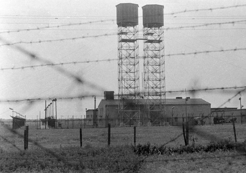 GDR picture archive: Berlin - Military base of an American listening station in West Berlin secured by barbed wire fences