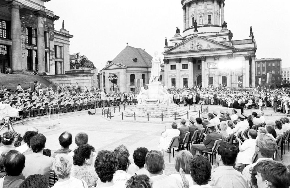 Berlin-Mitte: Militärkonzert zum 200. Geburtstag der franz. Revolution auf dem Platz der Akademie 13.