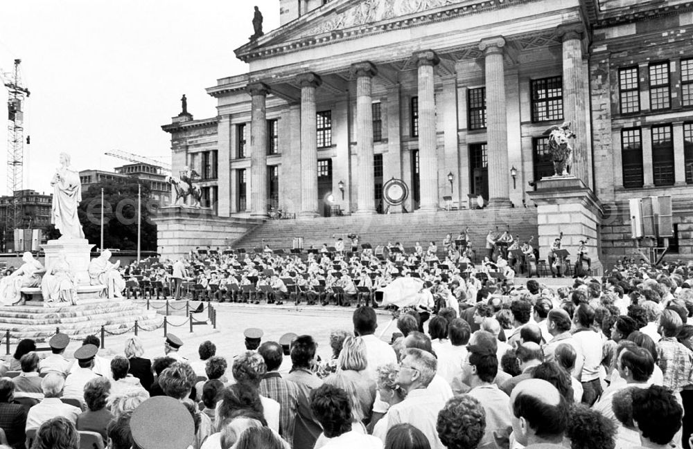 GDR image archive: Berlin-Mitte - Militärkonzert zum 200. Geburtstag der franz. Revolution auf dem Platz der Akademie 13.