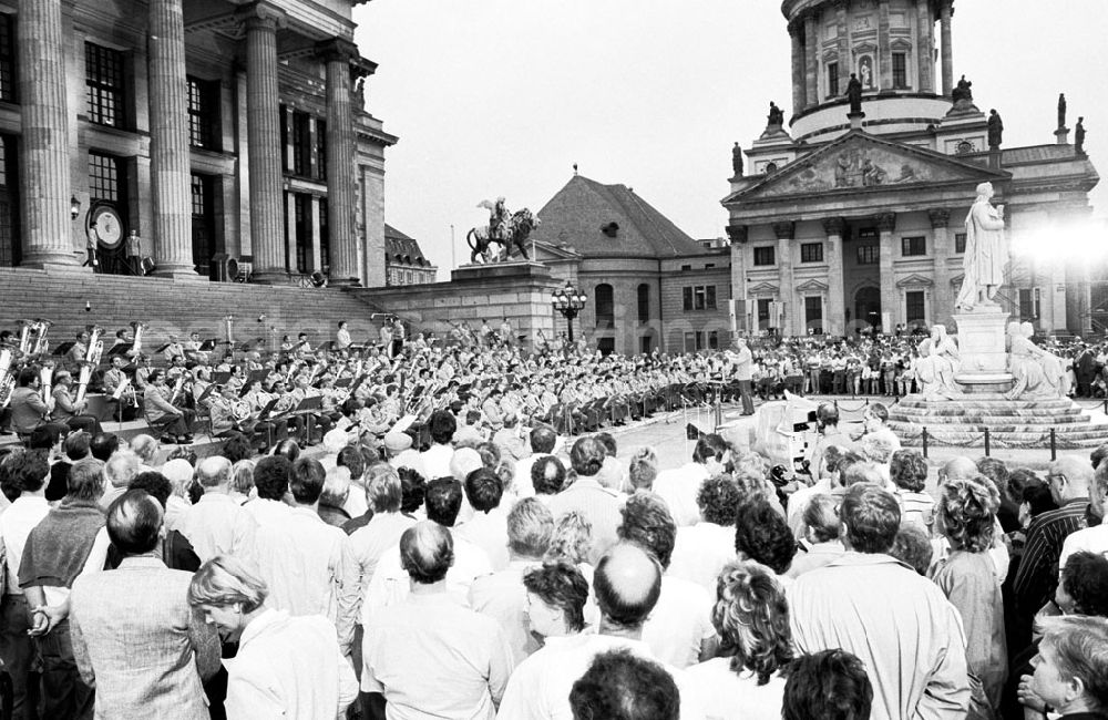 GDR photo archive: Berlin-Mitte - Militärkonzert zum 200. Geburtstag der franz. Revolution auf dem Platz der Akademie 13.