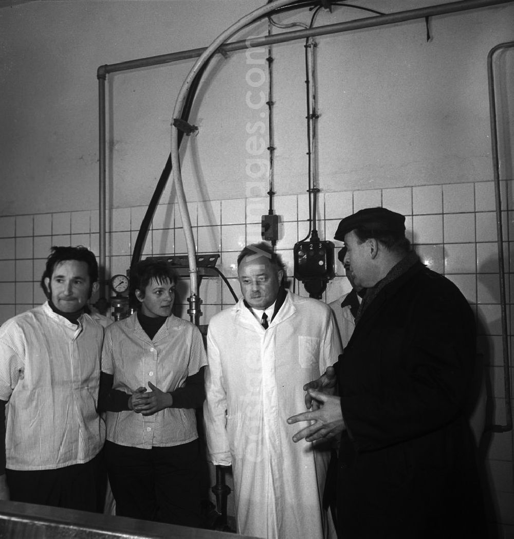 Lützen: Der DDR-Minister für Staatssicherheit, Erich Mielke (2.v.r.), besucht einen Lebensmittelbetrieb in Lützen. Der Betriebleiter beschreibt den Arbeitsaufbau und Ablauf gemeinsam mit Mitarbeitern aus dem Betrieb. Von 1957 bis 1989 ist er Minister.