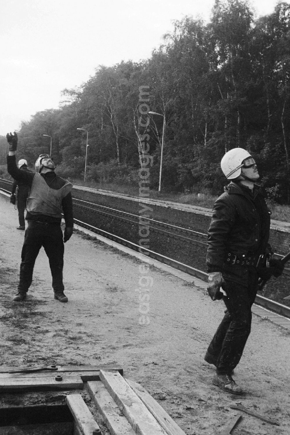 GDR image archive: Seddiner See - Employees of the German national railway mount driving poles in the Bahnof Seddin in Seddiner sea in the federal state Brandenburg in the area of the former GDR, German democratic republic