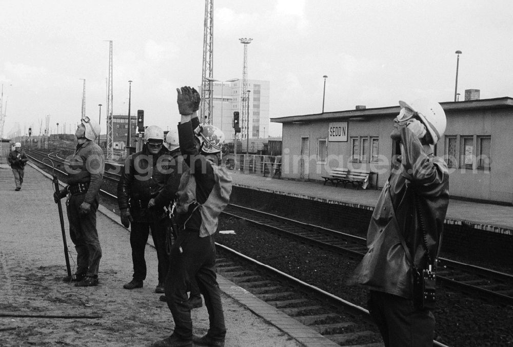 Seddiner See: Employees of the German national railway mount driving poles in the Bahnof Seddin in Seddiner sea in the federal state Brandenburg in the area of the former GDR, German democratic republic