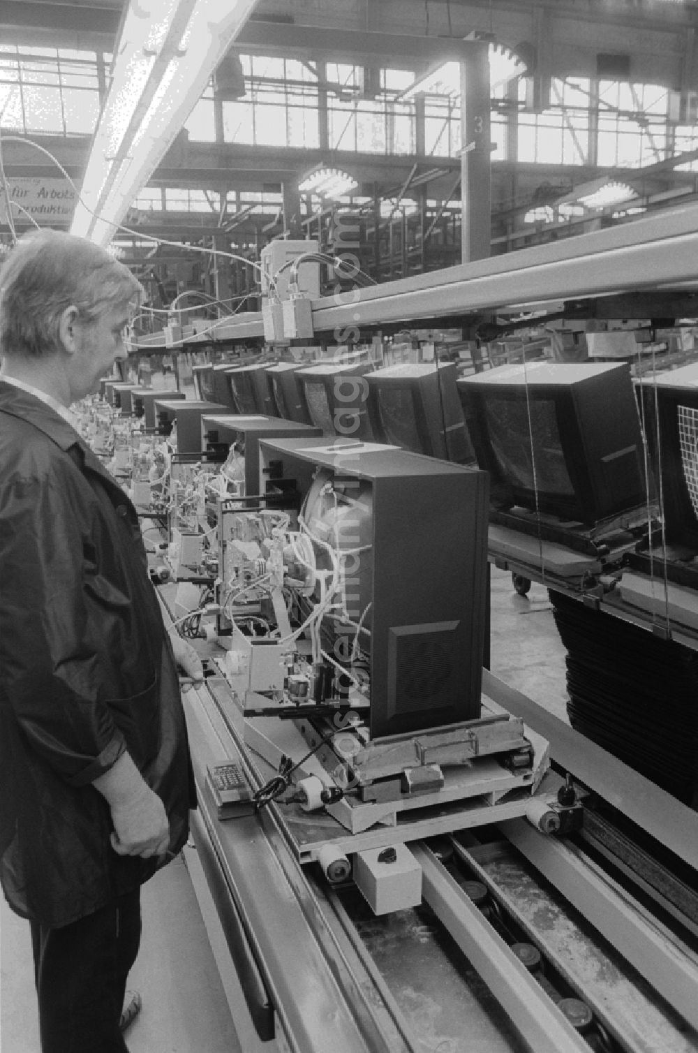 GDR image archive: Staßfurt - Employees in manufacturing nationally owned enterprise televisions Stassfurt in Stassfurt in the state of Saxony-Anhalt on the territory of the former GDR, German Democratic Republic
