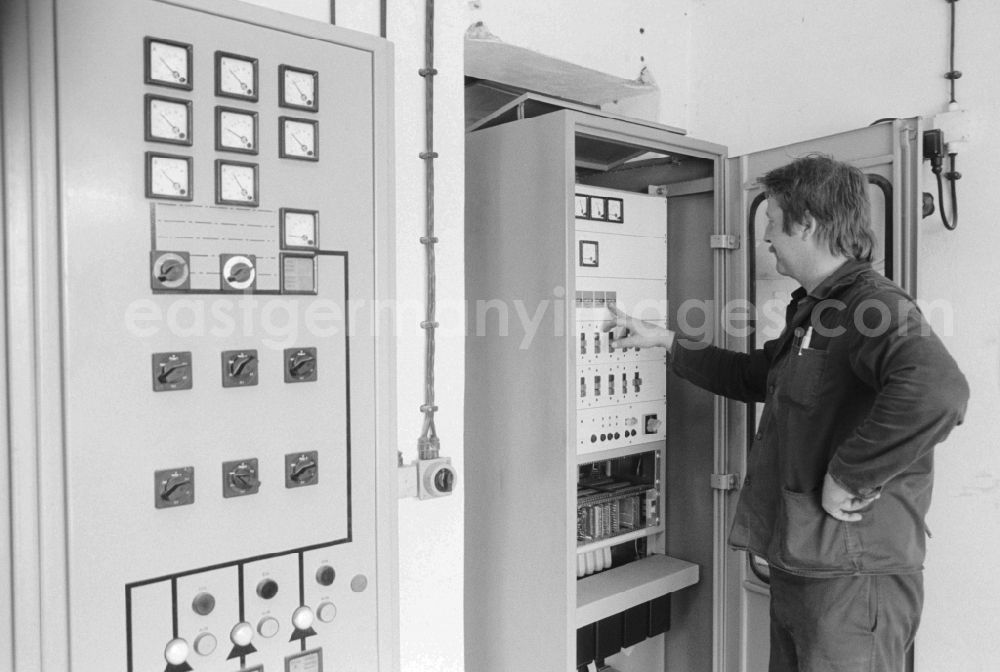 GDR image archive: Niederer Fläming - Employees in the control center of the clear water sprinkling systems of LPG Hohenseefeld in district Jueterbog in Niederer Flaeming in Brandenburg in the area of the former GDR, German Democratic Republic