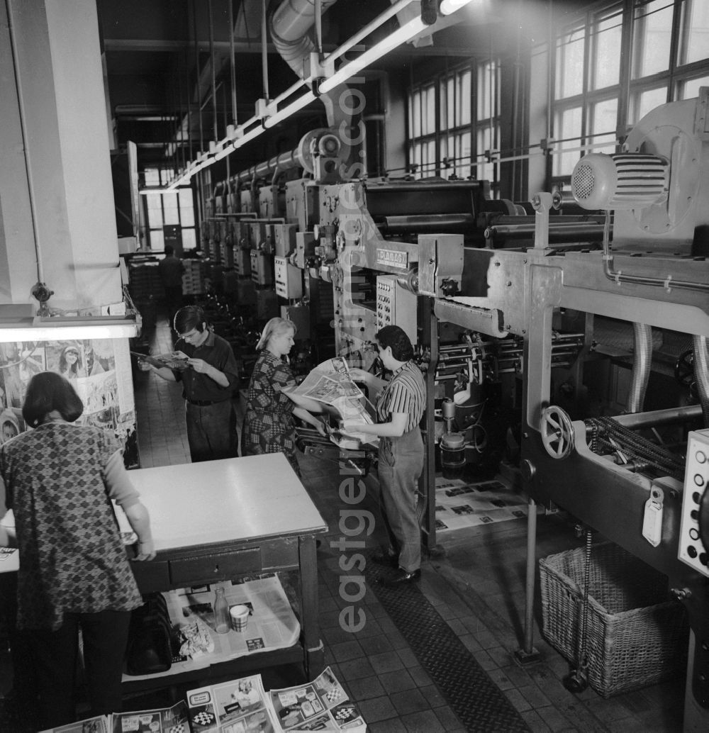 GDR picture archive: Leipzig - Employees of VEB Interdruck before Plamag (Plauener Maschinenbau AG) web offset printing press in Leipzig in today's State of Saxony. Here were known fashion magazines such as PRAMO and the SIBYLLE is printed. The entire work VEB Interdruck was once an employer for around 3,00