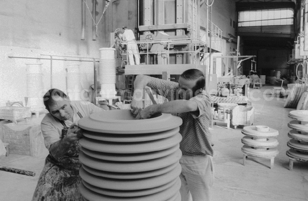 Hermsdorf: Employees of Ceramic Works Hermsdorf (KWH) in the production of high voltage insulators in Hermsdorf in Thuringia on the territory of the former GDR, German Democratic Republic