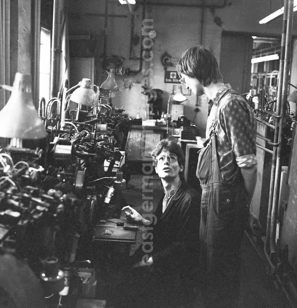 GDR picture archive: Berlin - Employees in VEB Narva Berliner incandescent lamp factory in Berlin, the former capital of the GDR, the German Democratic Republic