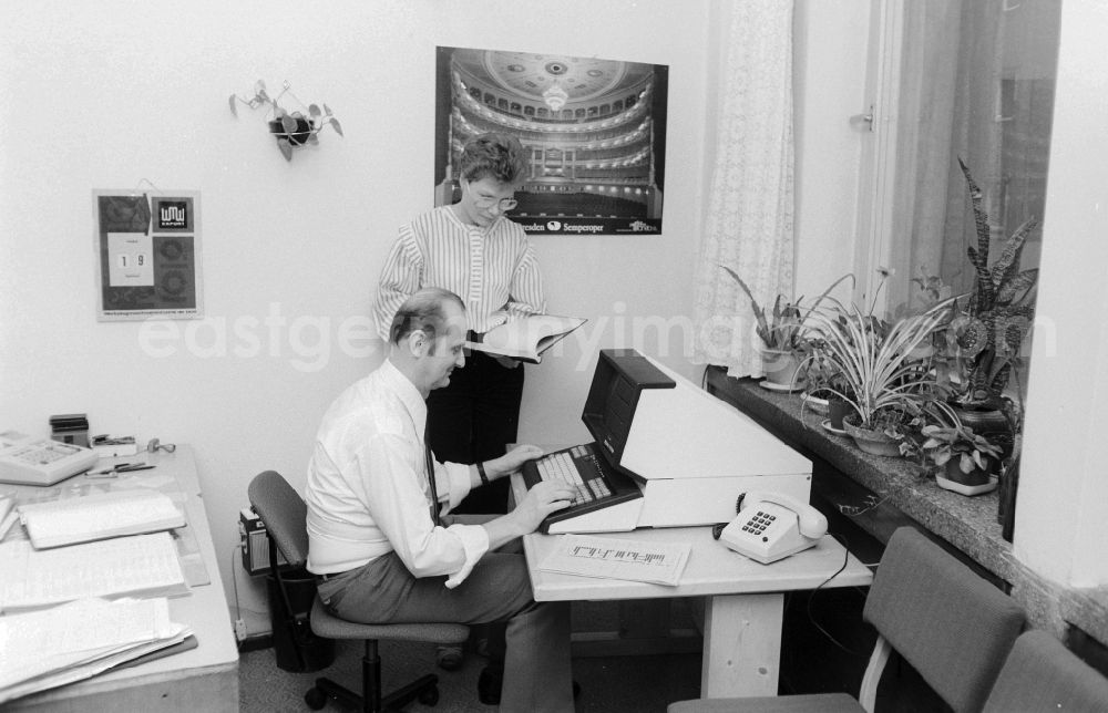 GDR photo archive: Berlin - Employees of WMW Export (Machine Tools and Tools) work in the office on a VDT 5210