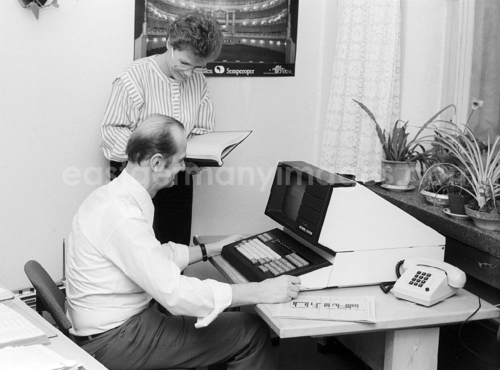 GDR picture archive: Berlin - Employees of WMW Export (Machine Tools and Tools) work in the office on a VDT 5210