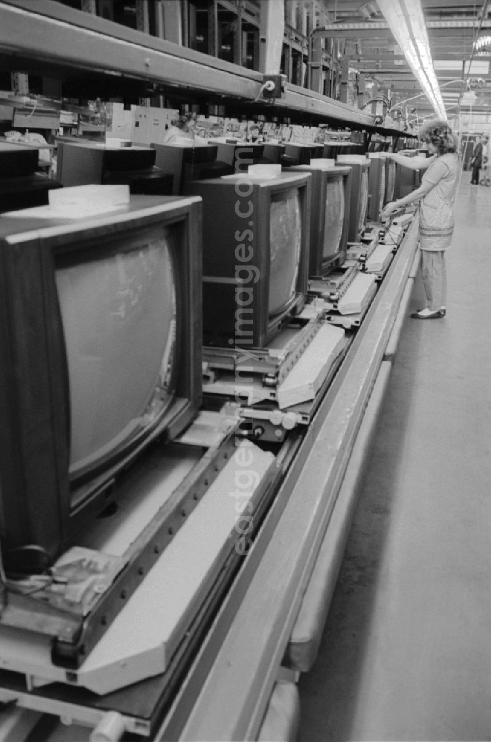 GDR picture archive: Staßfurt - Associate in production in nationally owned enterprise televisions Stassfurt in Stassfurt in the state of Saxony-Anhalt on the territory of the former GDR, German Democratic Republic