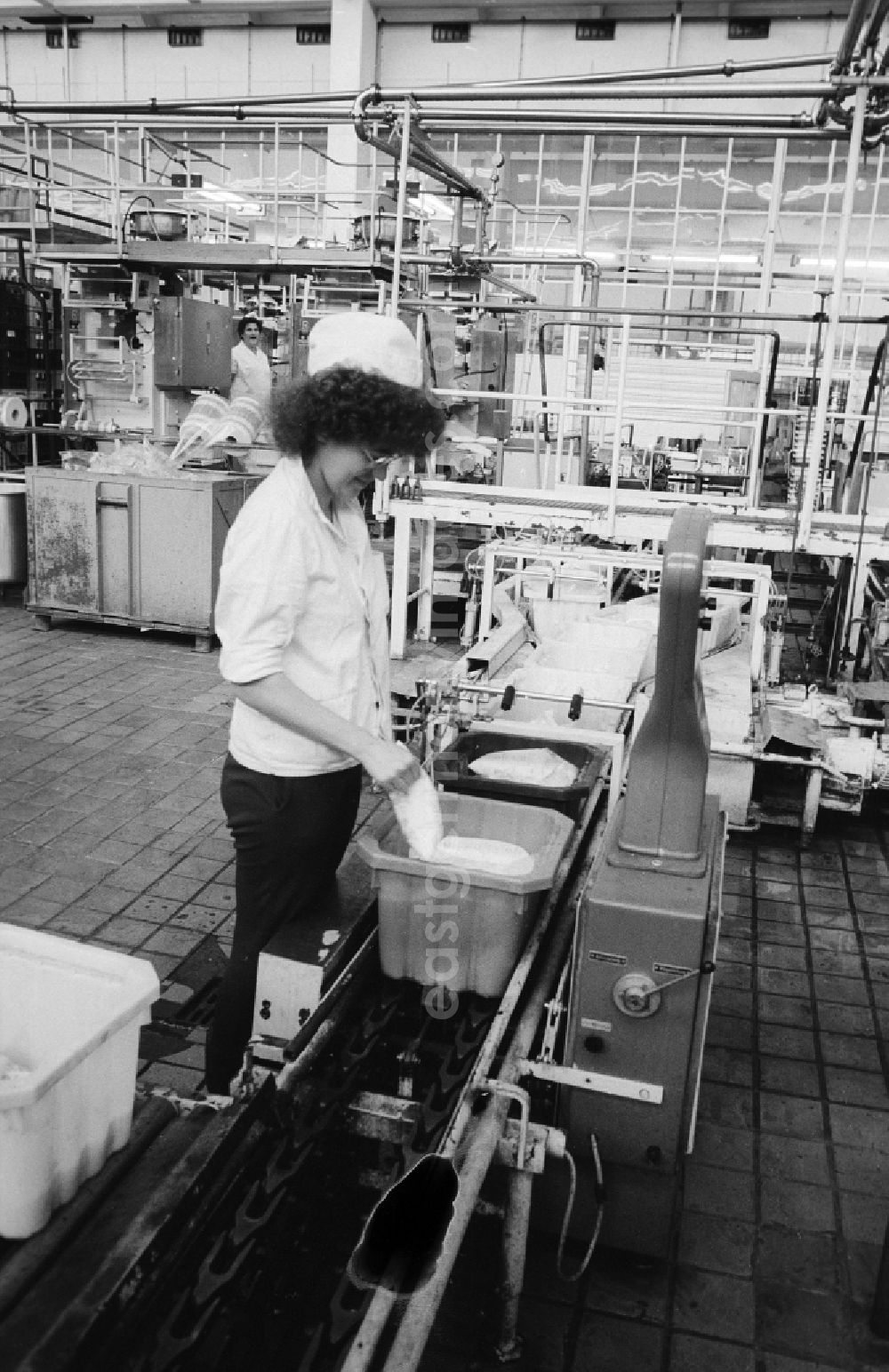 GDR image archive: Berlin - An employee controls the tare weight of the fresh milk bags in the milk court VEB Berlin in Pankow Heiner's village in Berlin, the former capital of the GDR, German democratic republic