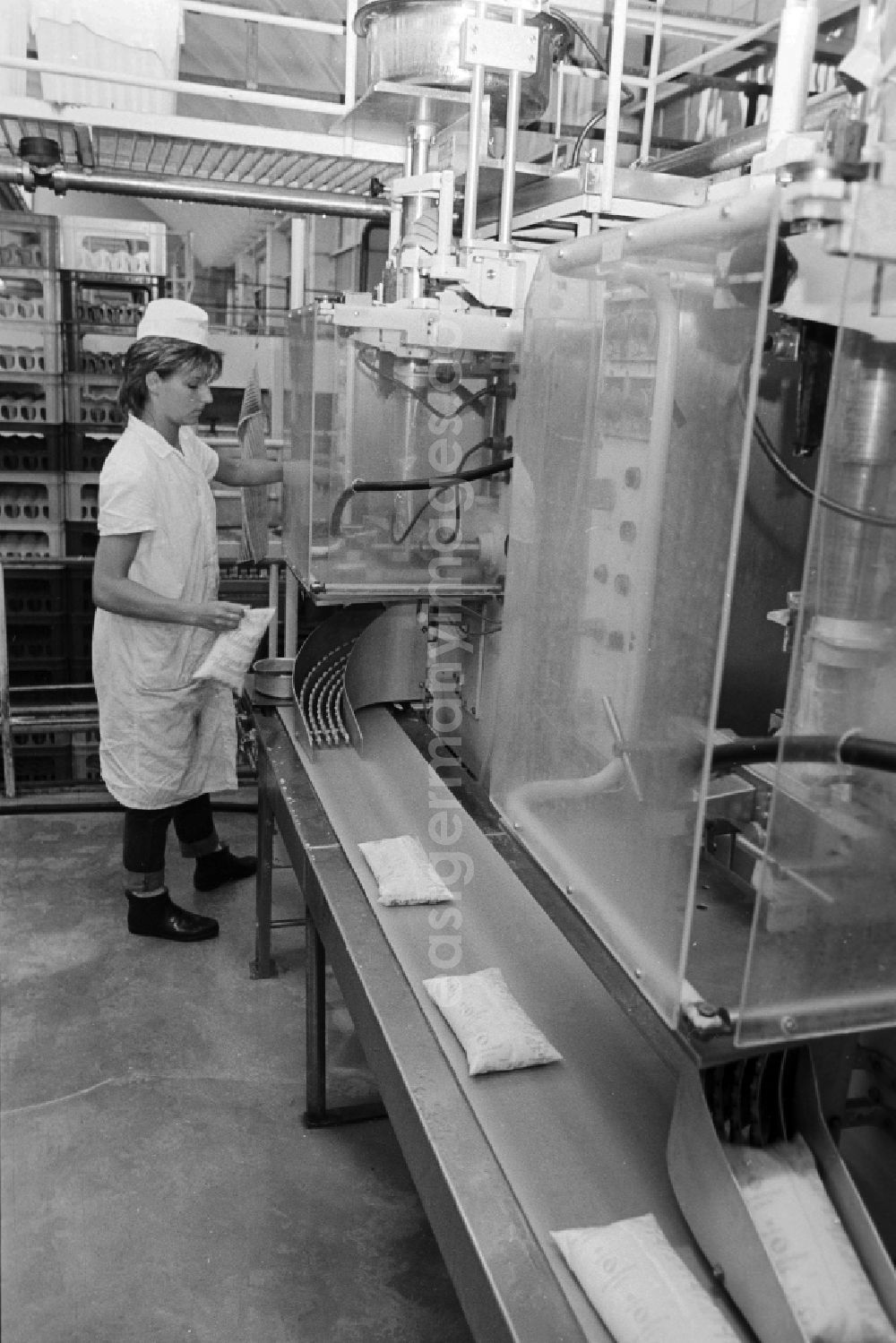 GDR photo archive: Berlin - An employee of the fresh milk bags in the milk court VEB Berlin in Pankow Heiner's village in Berlin, the former capital of the GDR, German democratic republic