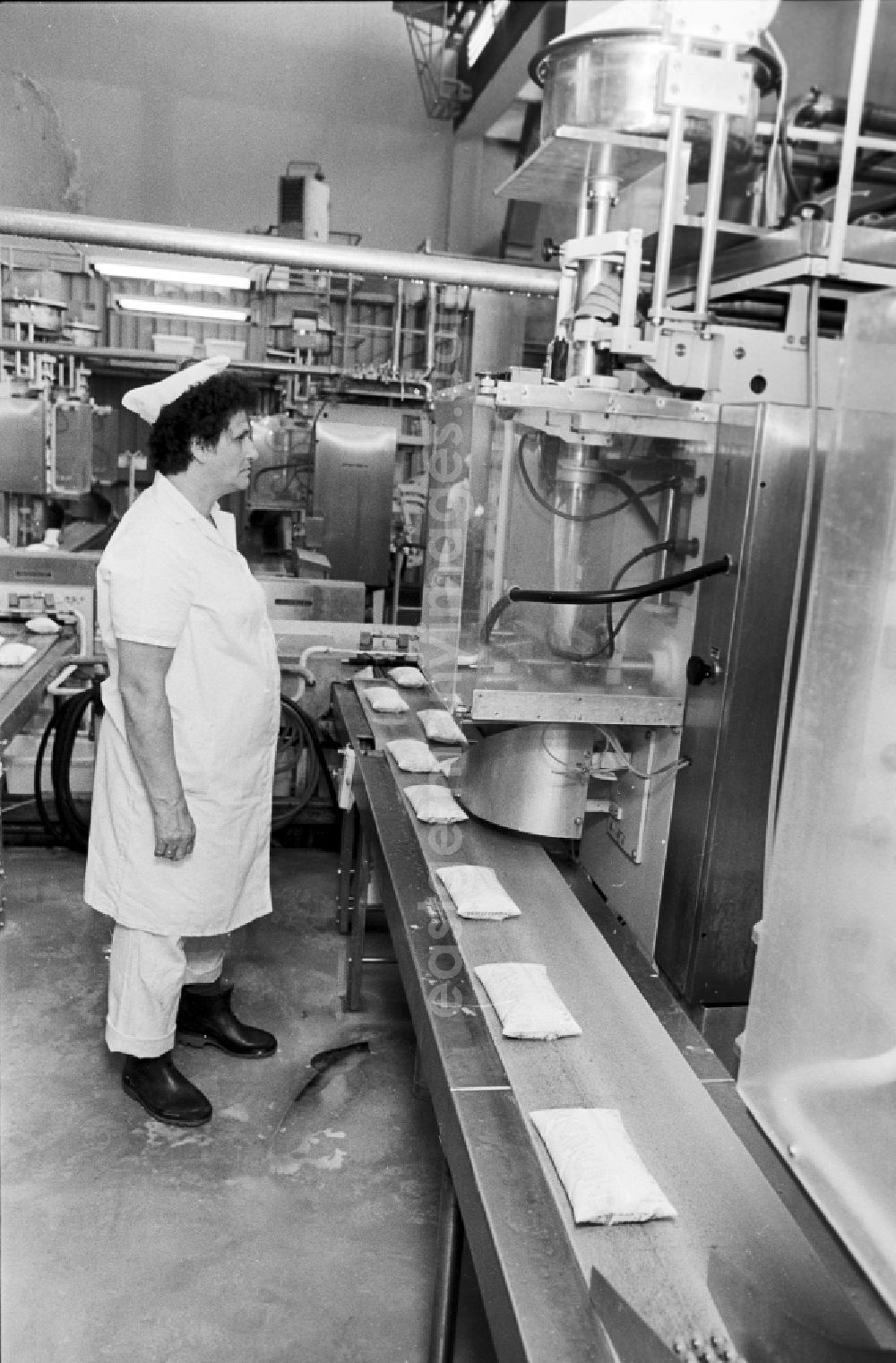 GDR picture archive: Berlin - An employee of the fresh milk bags in the milk court VEB Berlin in Pankow Heiner's village in Berlin, the former capital of the GDR, German democratic republic