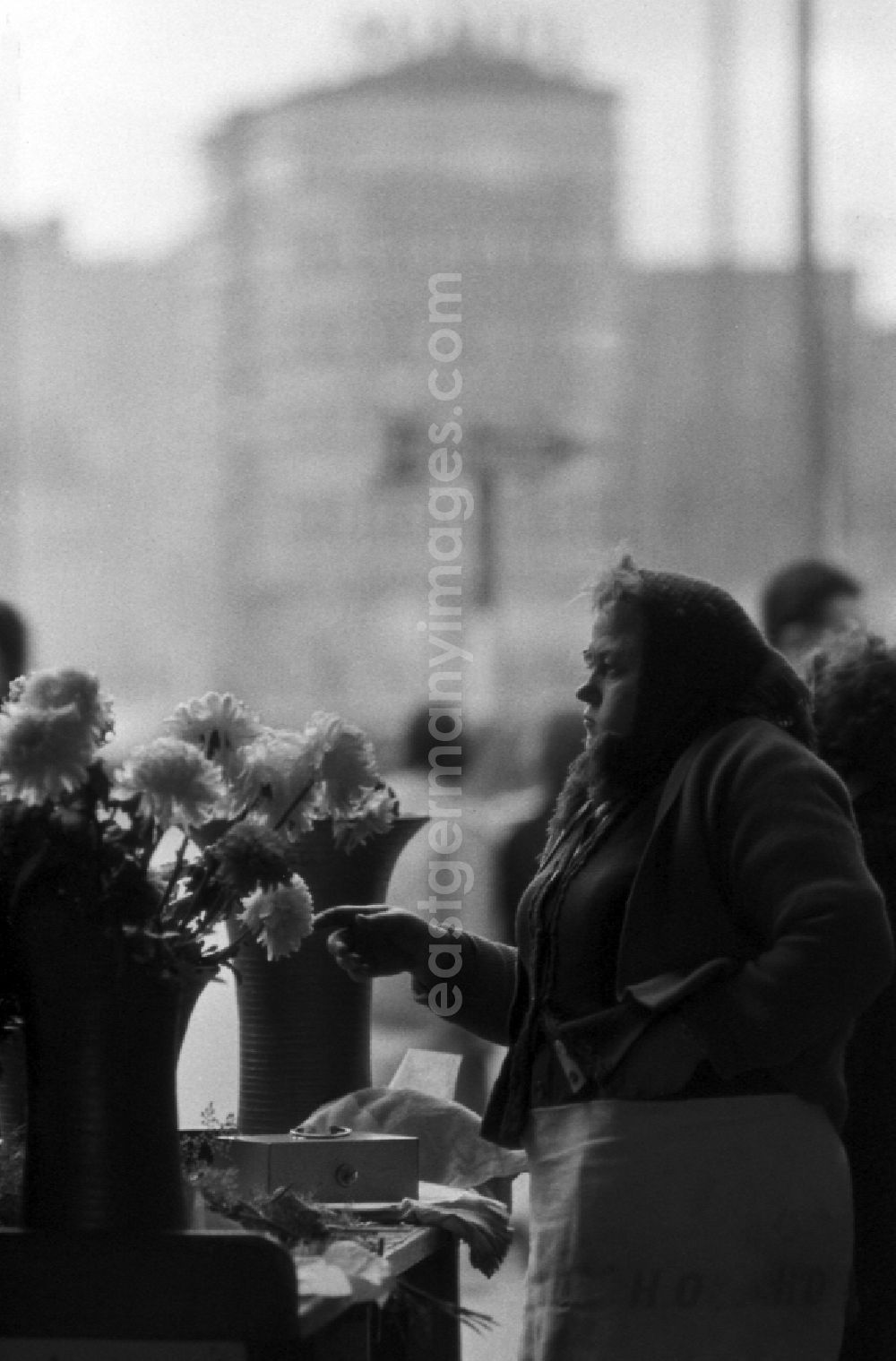 Berlin: An employee of the HO trade organization sells flowers in Berlin-Mitte in the area of the former GDR, German Democratic Republic