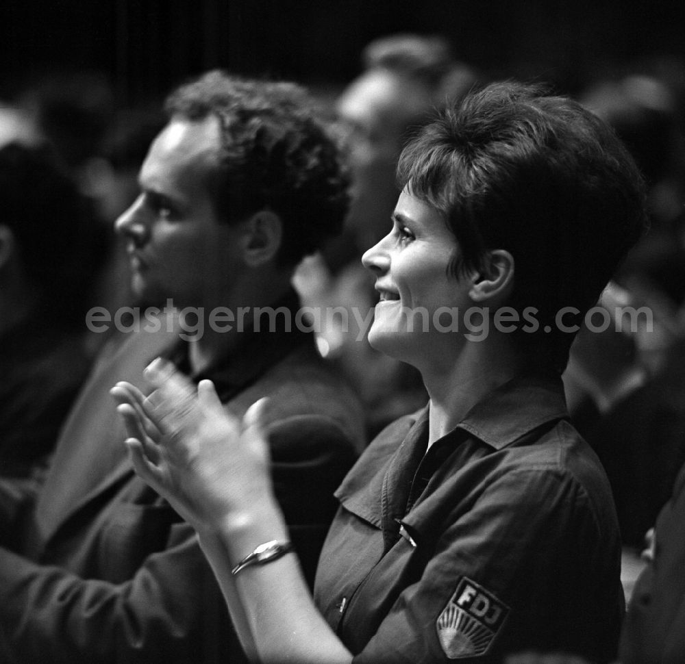 GDR image archive: Berlin - Member of the Free German Youth applauds at the VIIth Parliament of the FDJ in Berlin on the territory of the former GDR, German Democratic Republic