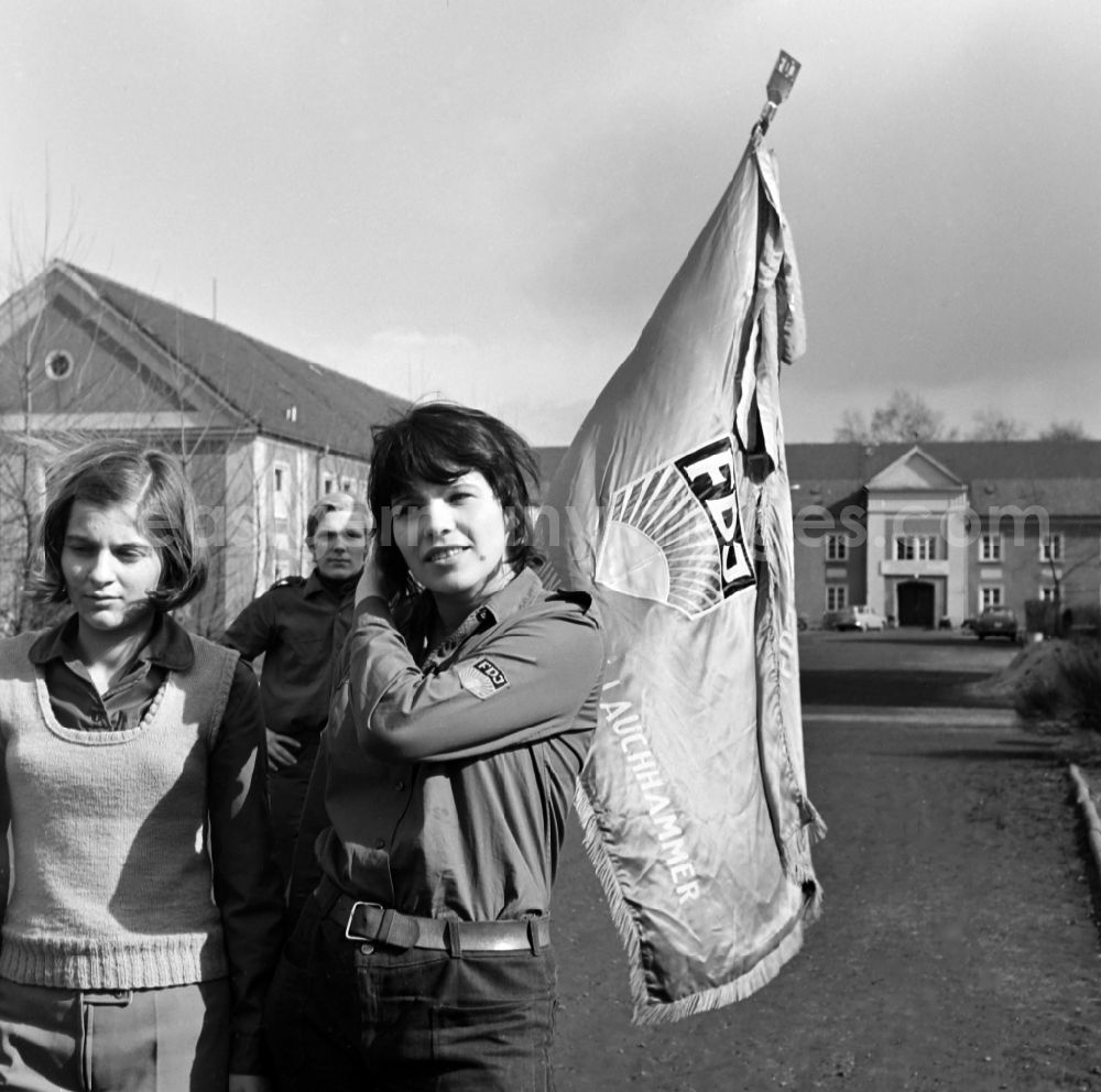 GDR picture archive: Lauchhammer - Members of the school of the Braunkohle Kombinat Lauchhammer wave an FDJ flag in Lauchhammer in the federal state of Brandenburg on the territory of the former GDR, German Democratic Republic