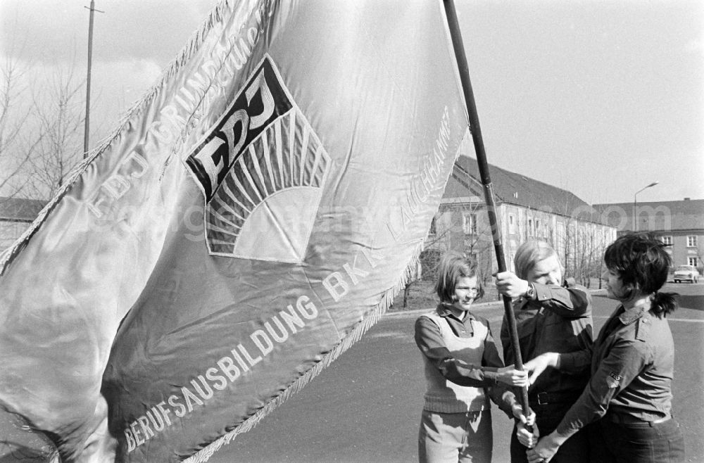 GDR image archive: Lauchhammer - Members of the school of the Braunkohle Kombinat Lauchhammer wave an FDJ flag in Lauchhammer in the federal state of Brandenburg on the territory of the former GDR, German Democratic Republic