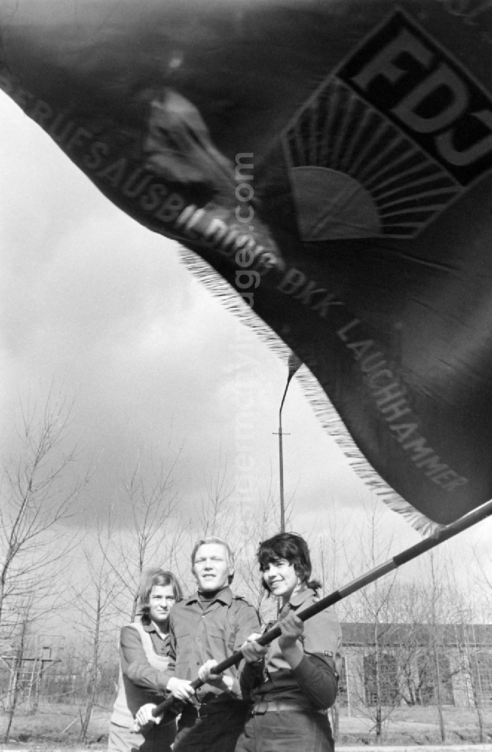 GDR photo archive: Lauchhammer - Members of the school of the Braunkohle Kombinat Lauchhammer wave an FDJ flag in Lauchhammer in the federal state of Brandenburg on the territory of the former GDR, German Democratic Republic