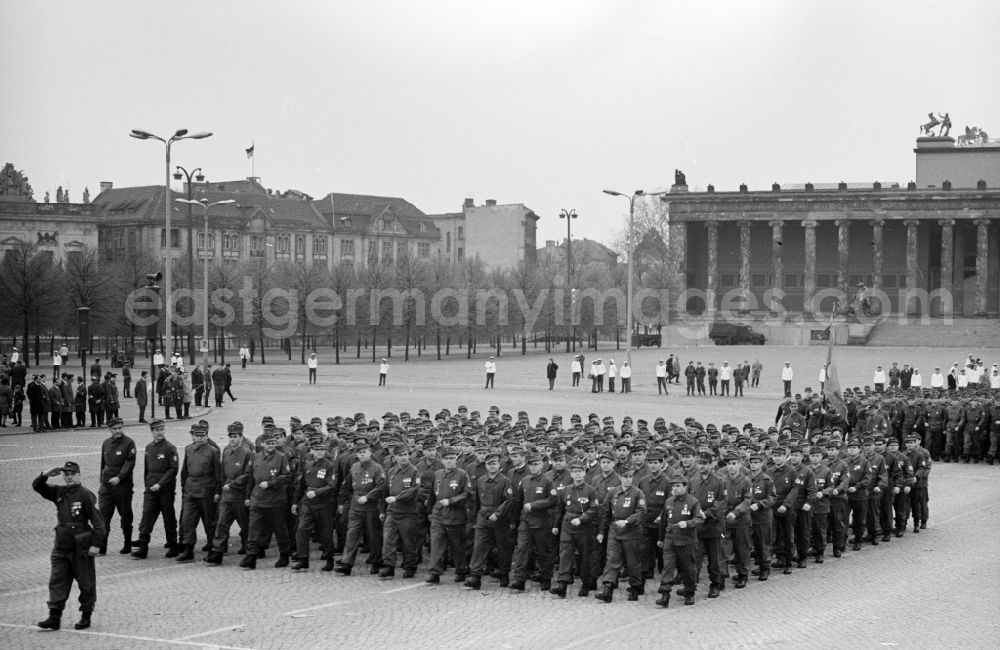 Berlin Mitte: The members of the fighting groups of the working class during the advance to the VIP stand to fight and holiday of the 1st On May Schlossplatz in Berlin - Mitte