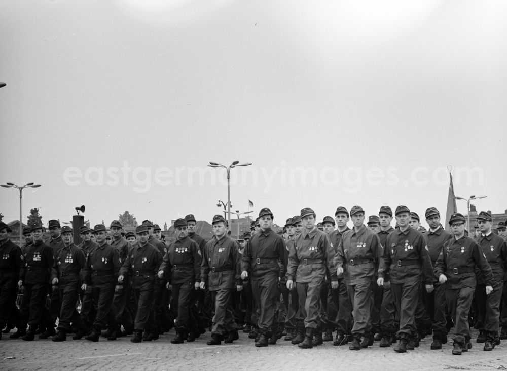 GDR image archive: Berlin Mitte - The members of the fighting groups of the working class during the advance to the VIP stand to fight and holiday of the 1st On May Schlossplatz in Berlin - Mitte