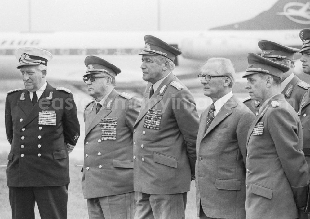 Peenemünde: Members of the Politburo of the SED Central Committee to visit the Jagdfliegergeschwader 9 (JG-9) in Peenemuende in Western Pomerania in the field of the former GDR, German Democratic Republic. From left to right: Vice-Admiral Waldemar Verner (1914 - 1982), the Minister of State Security Erich Fritz Emil Mielke (1907 - 2000), army general Karl-Heinz Hoffmann (1910 - 1985), general secretary of the Central Committee (ZK) of the SED Erich Honecker (1912-1994 ) and the Deputy Minister of National Defence and chief of the command LSK / LV air Force / air Defense of the National People's Army NVA Wolfgang Reinhold (1923 - 2