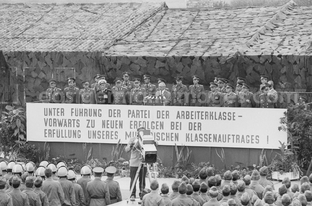 Peenemünde: Members of the Politburo of the SED Central Committee to visit the Jagdfliegergeschwader 9 (JG-9) in Peenemuende in Western Pomerania in the field of the former GDR, German Democratic Republic