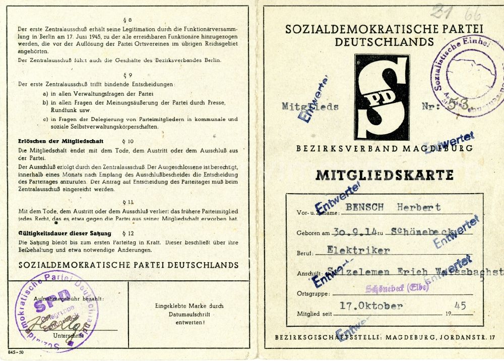 GDR image archive: Schönebeck (Elbe) - Reproduction of the membership card and membership card of the SPD Social Democratic Party of Germany issued and canceled after unification with the KPD to form the SED Socialist Inkist Party of Germany in Schoenebeck (Elbe) in the state of Saxony-Anhalt on the territory of the former GDR, German Democratic Republic