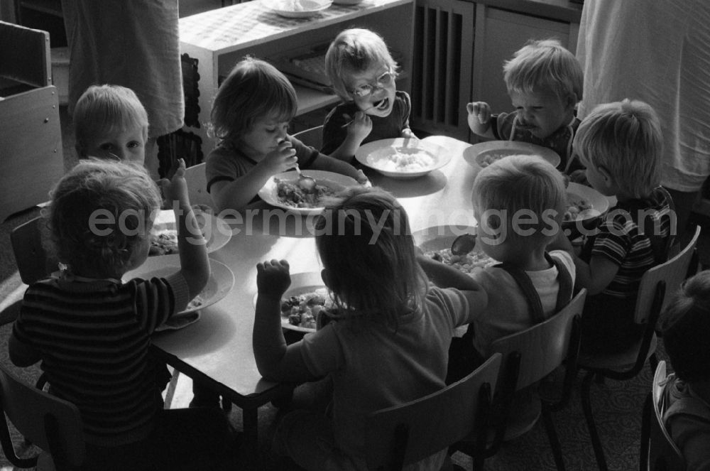 GDR photo archive: Berlin - Lunch at the kindergarten in Berlin Eastberlin on the territory of the former GDR, German Democratic Republic