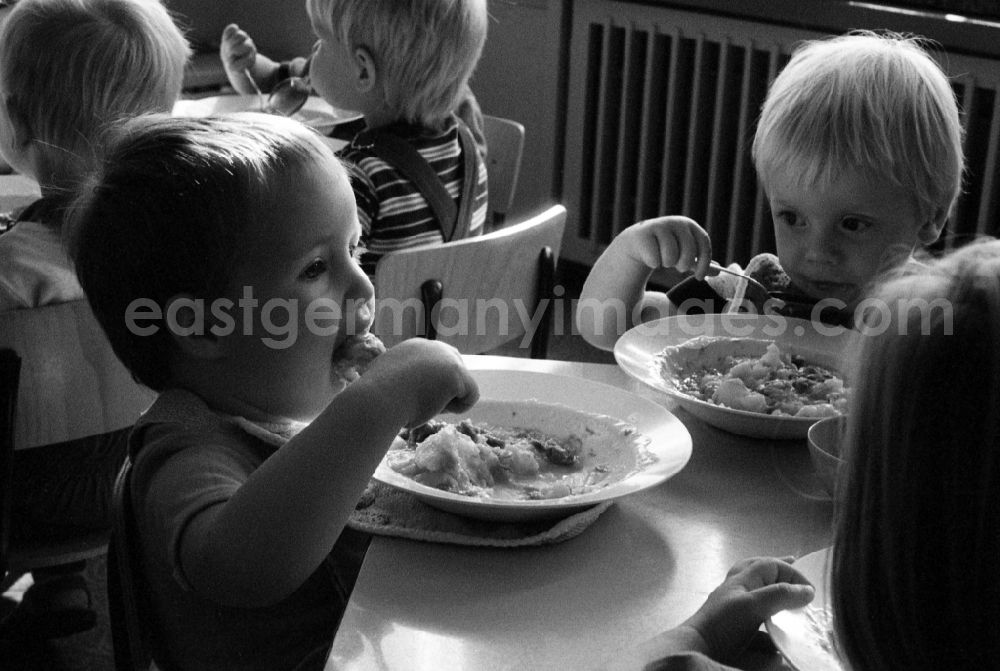 GDR image archive: Berlin - Lunch at the kindergarten in Berlin Eastberlin on the territory of the former GDR, German Democratic Republic
