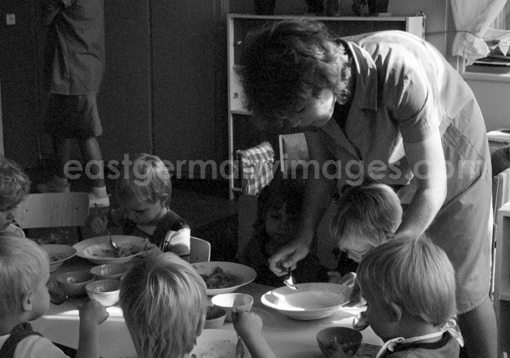 GDR image archive: Berlin - Lunch at the kindergarten in Berlin Eastberlin on the territory of the former GDR, German Democratic Republic