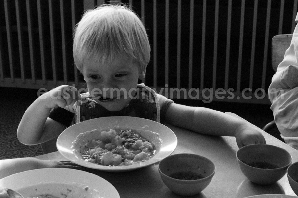 GDR photo archive: Berlin - Lunch at the kindergarten in Berlin Eastberlin on the territory of the former GDR, German Democratic Republic