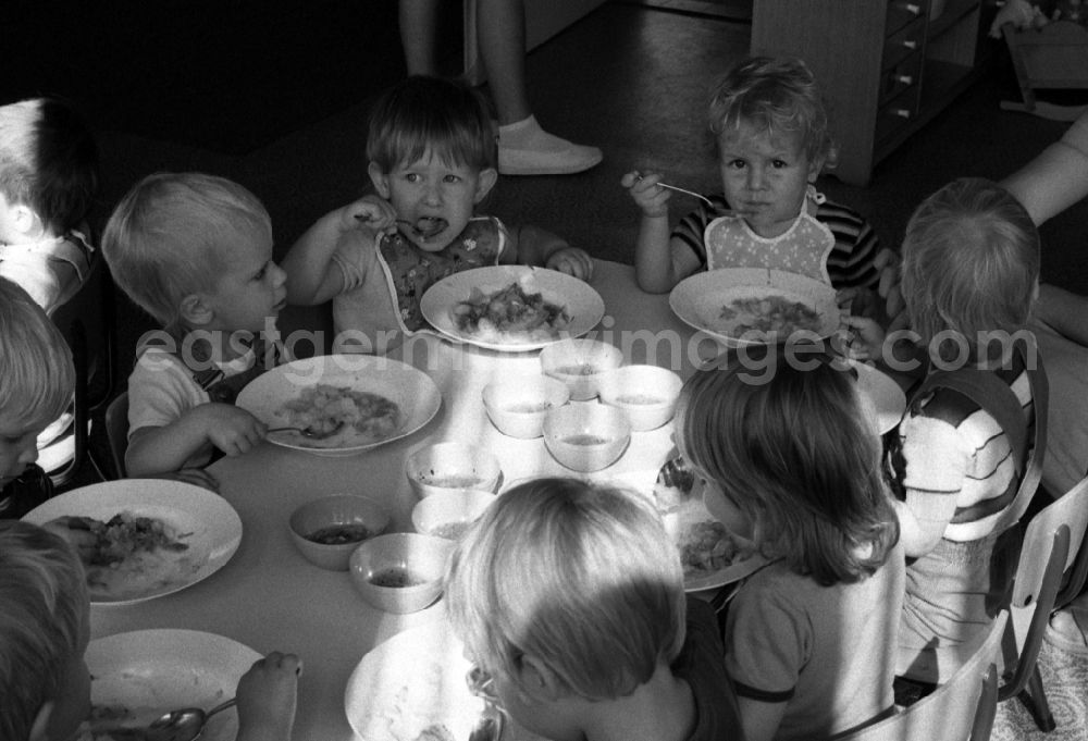 GDR picture archive: Berlin - Lunch at the kindergarten in Berlin Eastberlin on the territory of the former GDR, German Democratic Republic