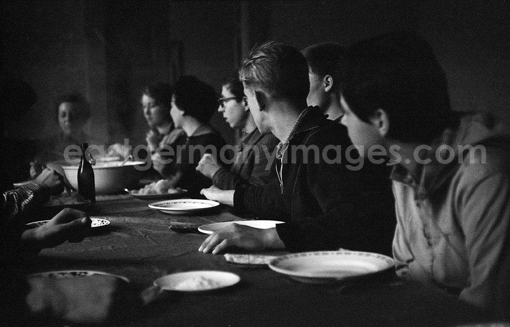 GDR picture archive: Werneuchen - Food and drinks as lunch for students working on the potato harvest in Werneuchen, Brandenburg in the territory of the former GDR, German Democratic Republic
