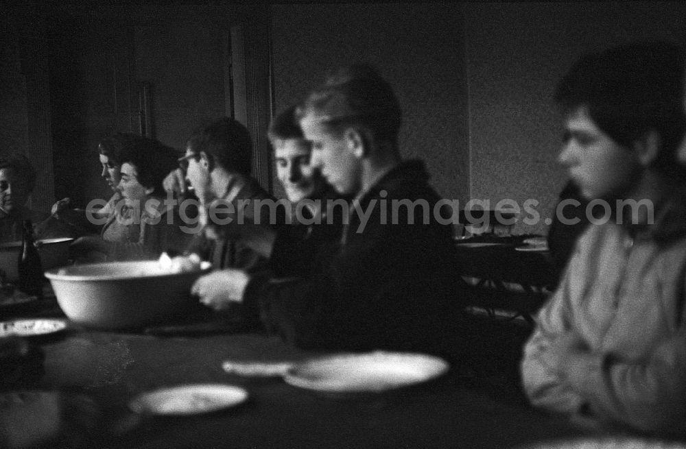 Werneuchen: Food and drinks as lunch for students working on the potato harvest in Werneuchen, Brandenburg in the territory of the former GDR, German Democratic Republic