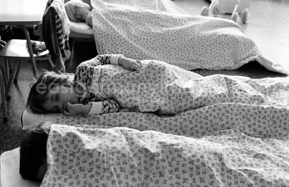 GDR photo archive: Berlin - Kinder beim Mittagsschlaf / Schlafenszeit in einem Kindergarten in der Salvador-Allende-Straße in Berlin-Köpenick.
