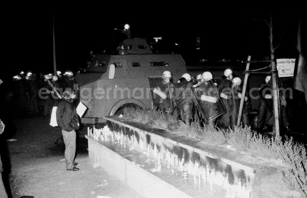 GDR picture archive: Berlin-Mitte - Mitte - Berlin Antikriegsdemo mit Polizeieinsatz, Bln.-Brandenburger Tor 18.