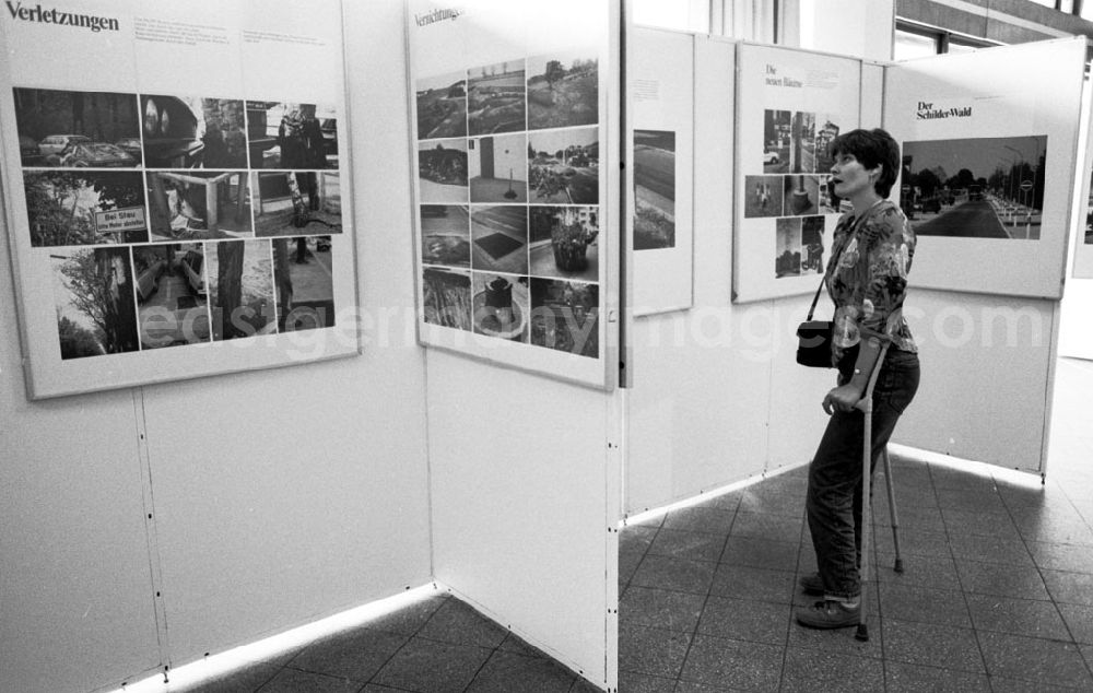 GDR image archive: Berlin-Mitte - Mitte - Berlin Ausstellung Alptraum Auto am Alex 21.07.9